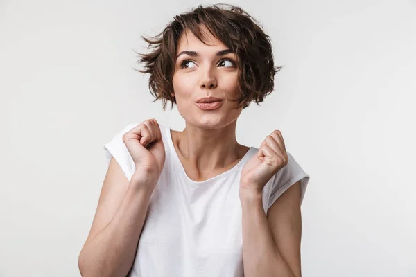 Retrato de mujer excitada con pelo castaño corto en camiseta básica —  Fotos de Stock