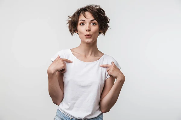 Retrato de mujer alegre con pelo castaño corto en camiseta básica — Foto de Stock