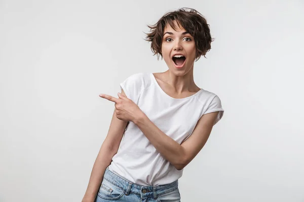 Temel t-shirt sevinç kısa saçlı esmer kadın Portresi — Stok fotoğraf