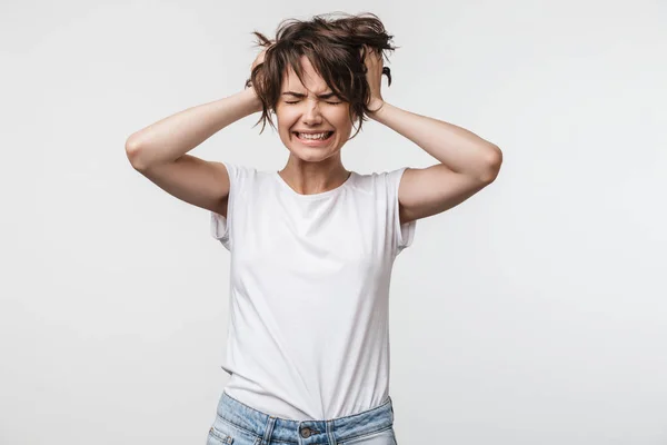 Imagen de mujer nerviosa con pelo corto en camiseta básica gritando —  Fotos de Stock