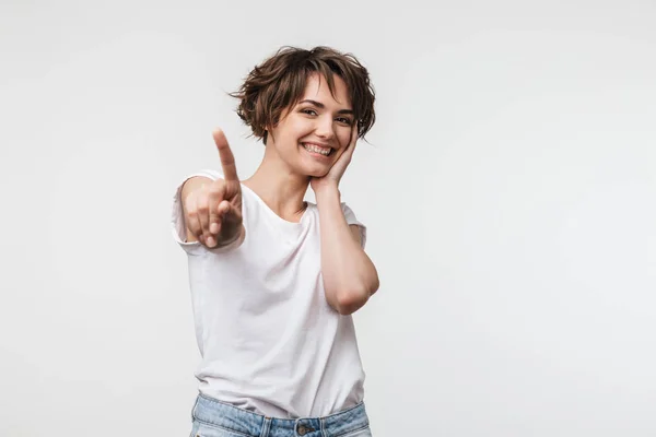 Imagen de una mujer alegre con el pelo corto en camiseta básica sonriendo —  Fotos de Stock