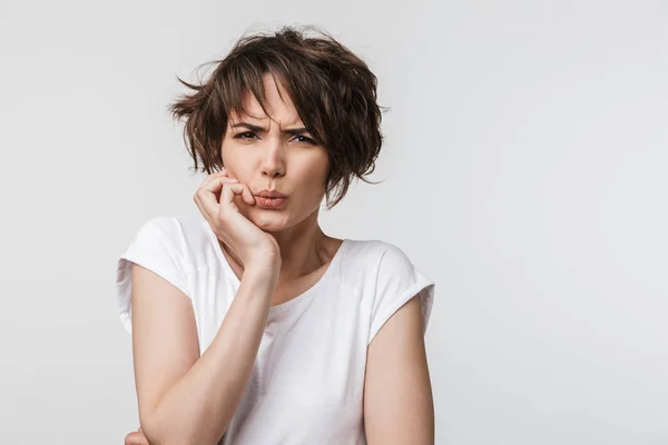 Retrato de mujer asustada con pelo castaño corto en t-sh básico —  Fotos de Stock