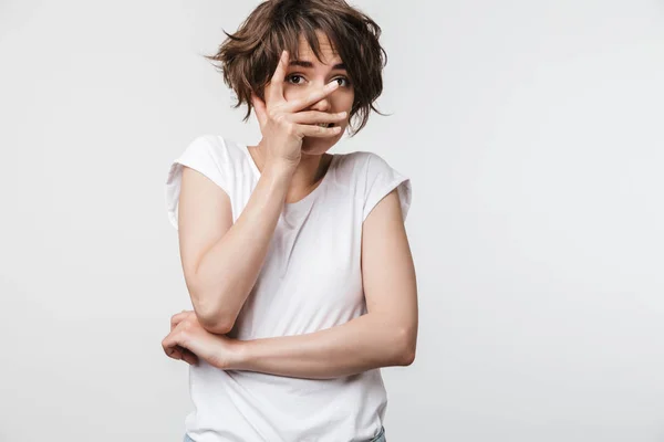 Porträtt av chockad kvinna med kort brunt hår i Basic t-shirt — Stockfoto