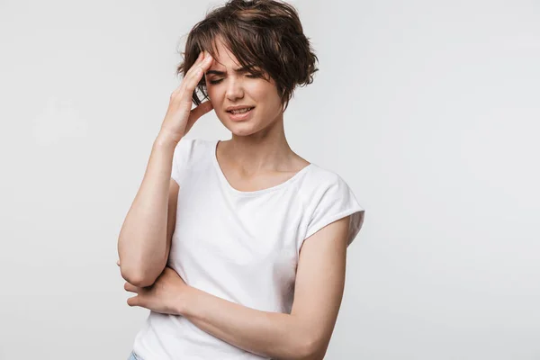 Фото стрессовой женщины с короткими каштановыми волосами в основной футболке g — стоковое фото