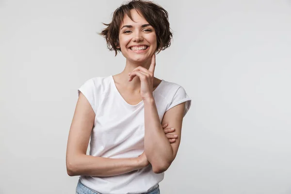 Imagem de mulher morena em camiseta básica sorrindo para a câmera enquanto — Fotografia de Stock