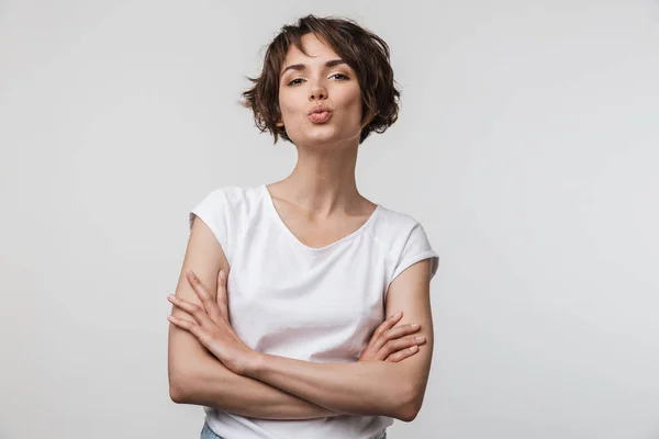 Imagen de la mujer feliz en camiseta básica mirando a la cámara mientras st —  Fotos de Stock