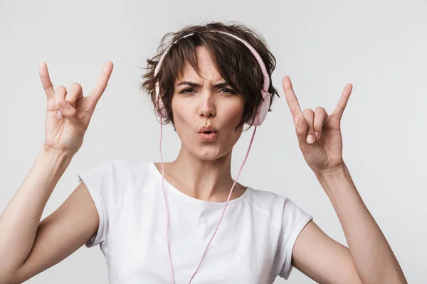 Bild einer glücklichen Frau im einfachen T-Shirt, die ein Rockzeichen zeigt, während sie — Stockfoto