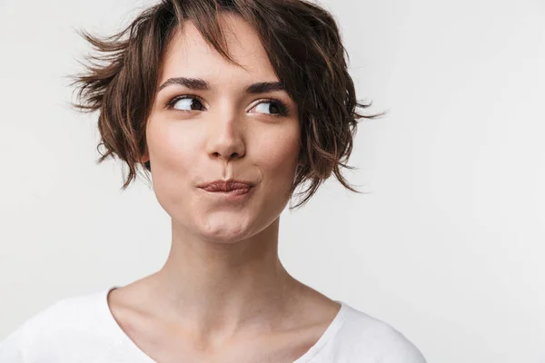 Mooi jong mooi denken attent vrouw poseren geïsoleerd over witte muur achtergrond. — Stockfoto