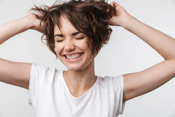 Mulher feliz muito animado posando isolado sobre fundo da parede branca rindo . — Fotografia de Stock