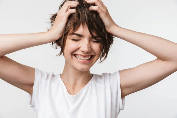 Bastante emocionada mujer feliz posando aislada sobre fondo blanco de la pared riendo . —  Fotos de Stock