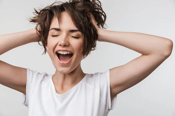 Pretty opgewonden gelukkige vrouw poseren geïsoleerd over witte muur achtergrond lachen. — Stockfoto