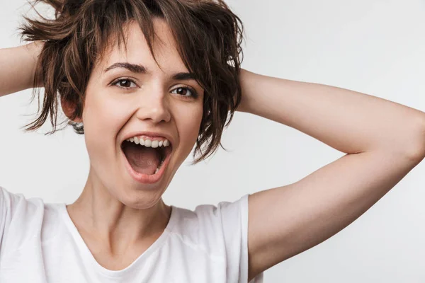 Αρκετά ενθουσιασμένη ευτυχισμένη γυναίκα που παρουσιάζουν απομονωμένη πάνω από λευκό τοίχο φόντο γέλιο. — Φωτογραφία Αρχείου