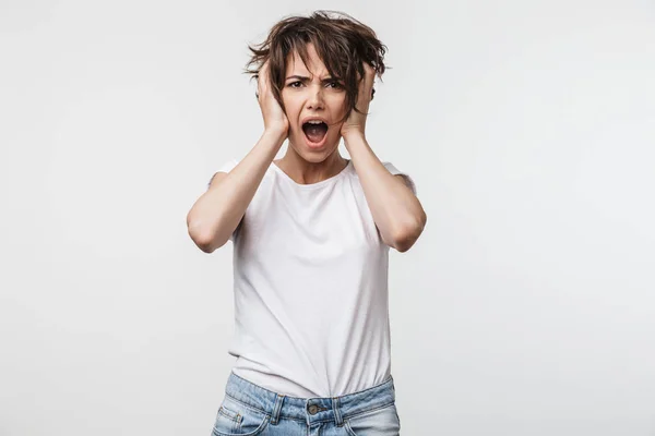 Mujer conmocionada descontenta posando aislada sobre fondo blanco gritando . —  Fotos de Stock