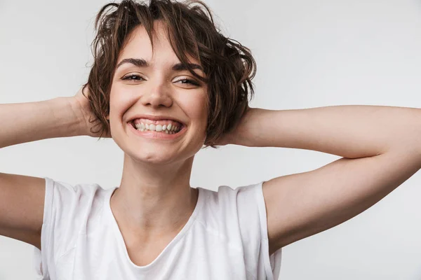 Bastante emocionada mujer feliz posando aislada sobre fondo blanco de la pared riendo . —  Fotos de Stock