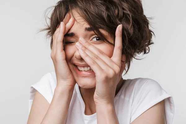 Mooie jonge mooie bang vrouw poseren geïsoleerd over witte muur achtergrond. — Stockfoto