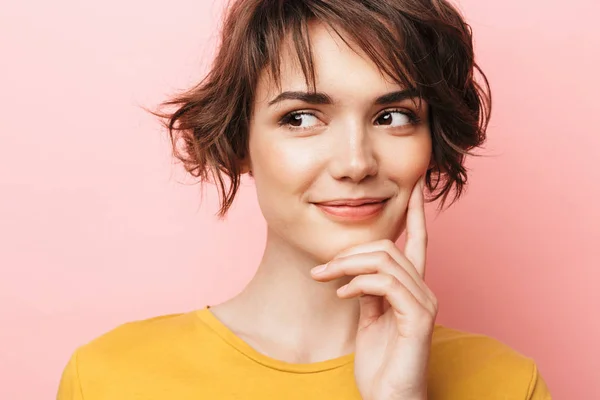 Feliz hermosa mujer posando aislada sobre fondo de pared rosa . — Foto de Stock