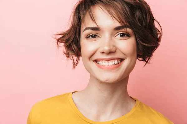 Feliz hermosa mujer posando aislada sobre fondo de pared rosa . —  Fotos de Stock