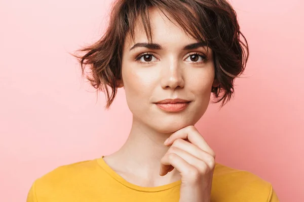 Joven hermosa mujer posando aislada sobre fondo de pared rosa . —  Fotos de Stock