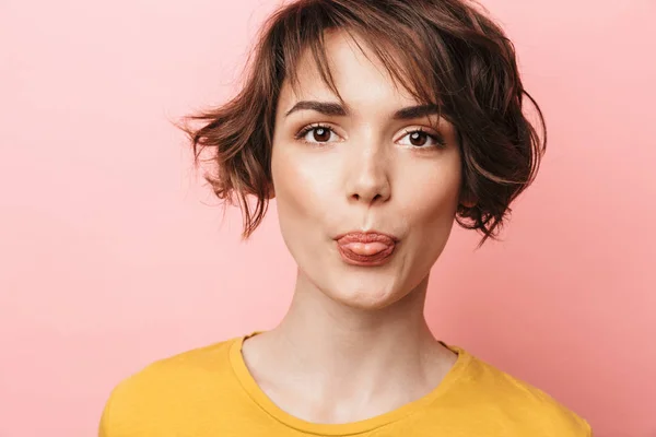 Glücklich schöne Frau posiert isoliert über rosa Wand Hintergrund. — Stockfoto