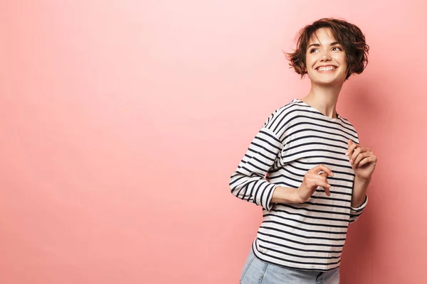 Feliz hermosa mujer posando aislada sobre fondo de pared rosa . — Foto de Stock