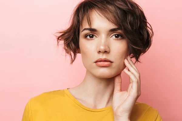 Young beautiful woman posing isolated over pink wall background. — ストック写真