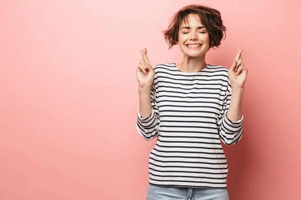 Emocional hermosa mujer posando aislado sobre fondo de pared rosa hacen esperanzador gesto por favor . —  Fotos de Stock