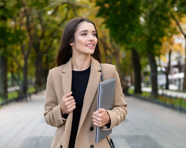 Hermosa joven empresaria con abrigo de otoño —  Fotos de Stock