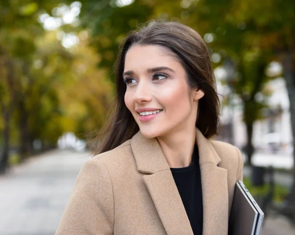 Hermosa joven empresaria con abrigo de otoño —  Fotos de Stock