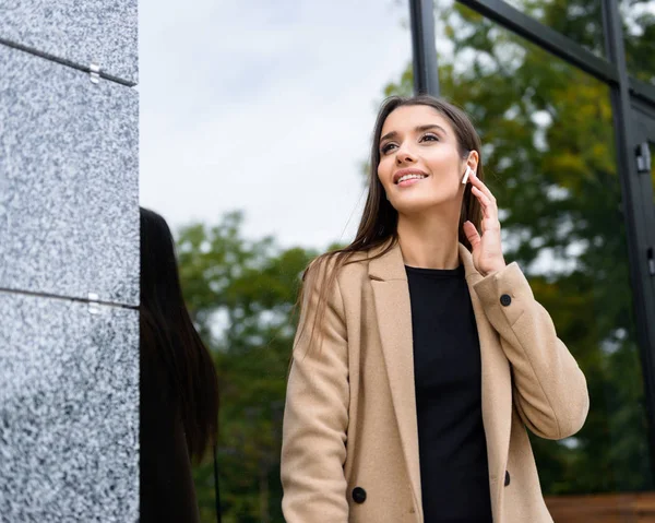 Bela jovem empresária usando casaco de outono — Fotografia de Stock