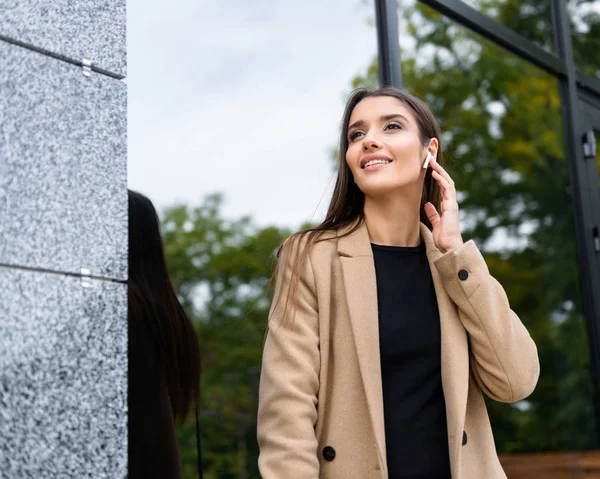 Sonbahar paltosu giyen güzel genç iş kadını — Stok fotoğraf