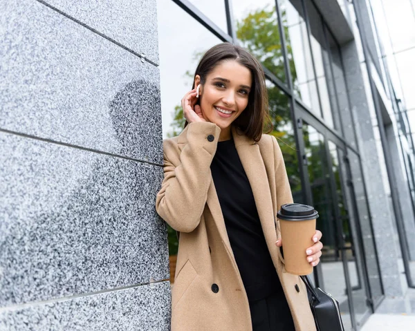 Hermosa joven empresaria con abrigo de otoño —  Fotos de Stock