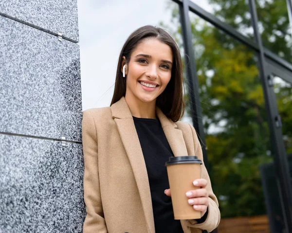 Όμορφη νεαρή επιχειρηματίας φορώντας φθινοπωρινό παλτό — Φωτογραφία Αρχείου