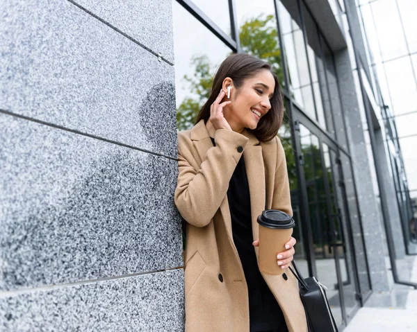 Hermosa joven empresaria con abrigo de otoño —  Fotos de Stock