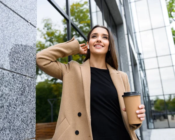 Hermosa joven empresaria con abrigo de otoño — Foto de Stock