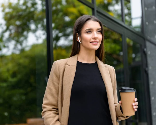 Hermosa joven empresaria con abrigo de otoño — Foto de Stock