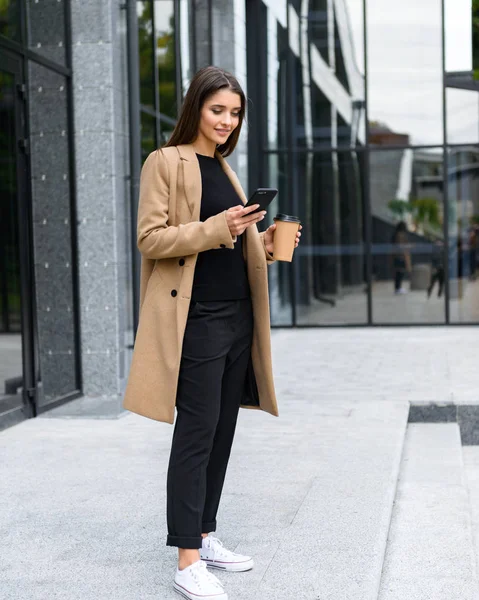 Hermosa joven empresaria con abrigo de otoño —  Fotos de Stock