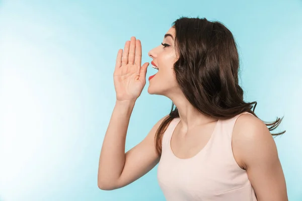 Portret van een mooie jonge brunette vrouw staande — Stockfoto