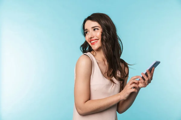 Portret van een mooie jonge brunette vrouw staande — Stockfoto