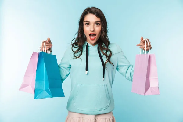 Porträt einer schönen jungen brünetten Frau im Stehen — Stockfoto