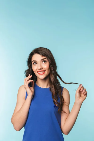 Retrato de una hermosa joven morena de pie — Foto de Stock