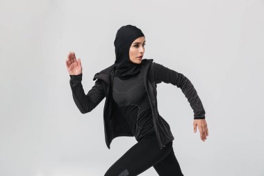 Spor hijab giyen çekici genç Müslüman kadın