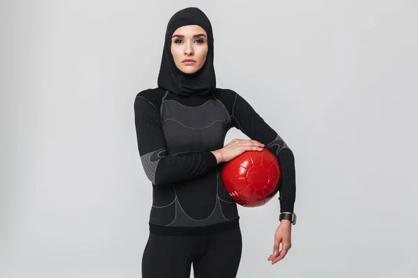 Γυναίκα muslim γυμναστήριο ποζάρουν απομονώνονται πάνω από λευκό φόντο τοίχο κάνουν ασκήσεις με μπάλα. — Φωτογραφία Αρχείου