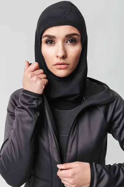 有吸引力的年轻穆斯林妇女穿着运动头巾 — 图库照片