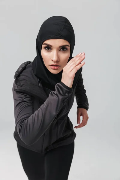 Spor hijab giyen çekici genç Müslüman kadın — Stok fotoğraf