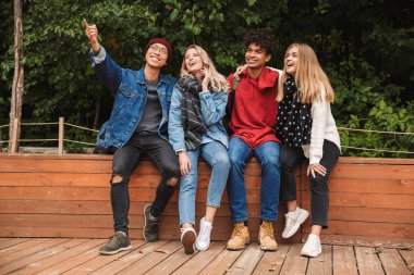 Grup eğer neşeli çok ırklı arkadaşlar gençler