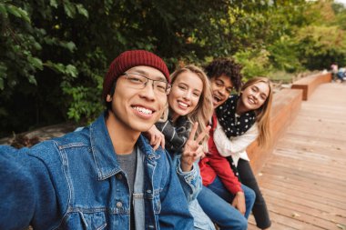 Grup eğer neşeli çok ırklı arkadaşlar gençler