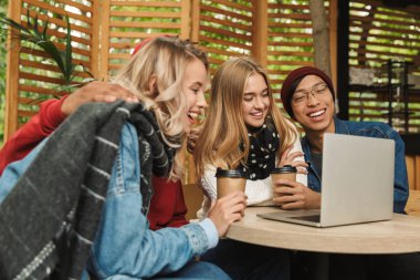 Grup eğer neşeli çok ırklı arkadaşlar gençler