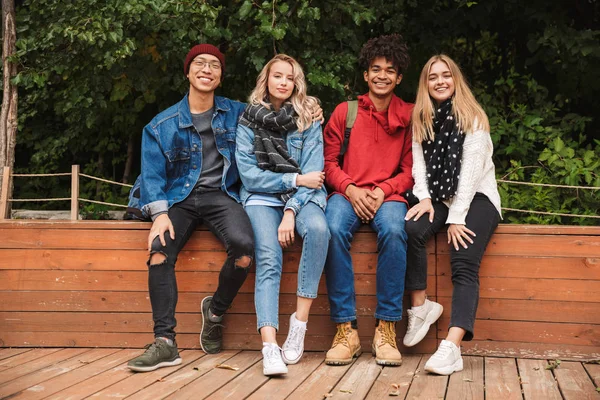 Grupo se amigos multiétnicos alegres adolescentes — Fotografia de Stock