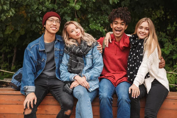 Grupo se amigos multiétnicos alegres adolescentes — Fotografia de Stock