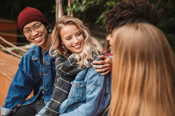 Grupo si alegres amigos multiétnicos adolescentes — Foto de Stock